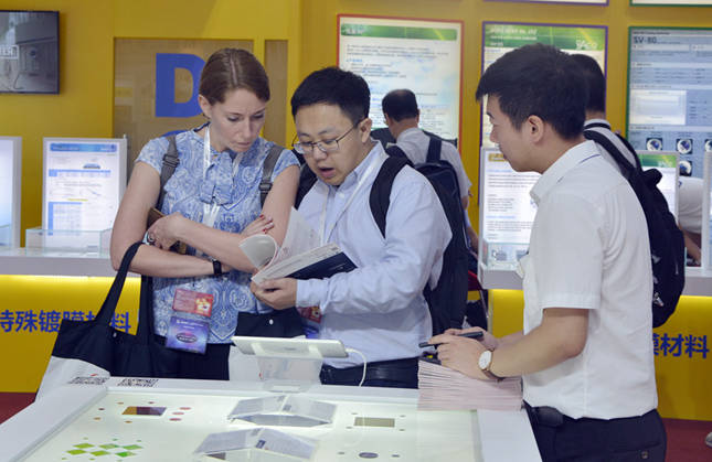 國外客戶觀看濾光片產(chǎn)品 國外客戶觀看濾光片產(chǎn)品