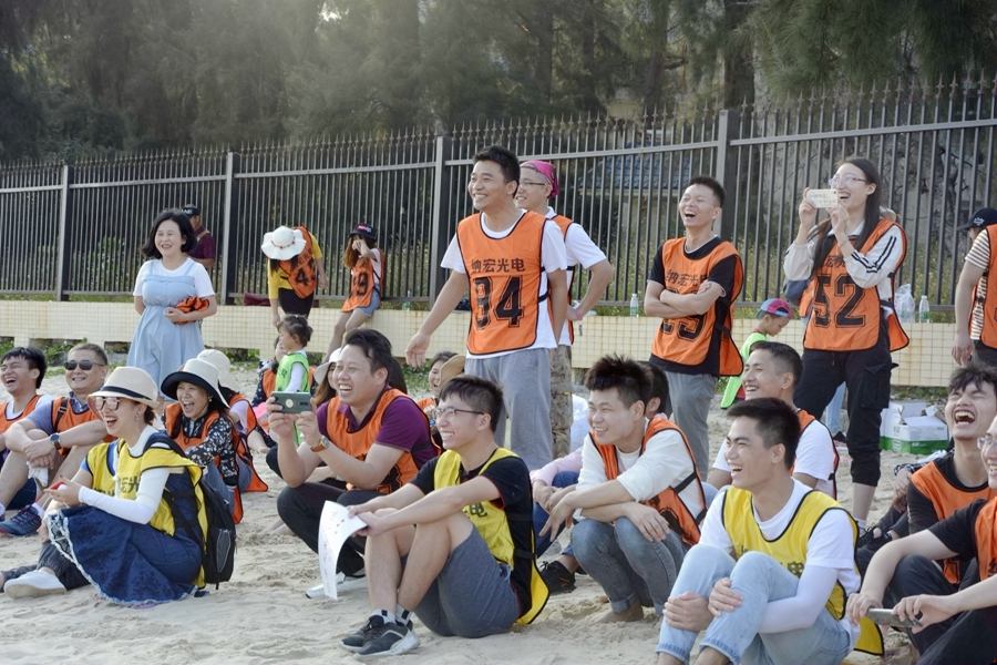 同事們?cè)谥苣陸c中 同事們?cè)谥苣陸c中