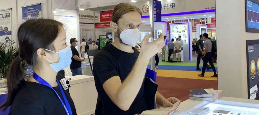 客戶看濾光片產(chǎn)品 客戶看濾光片產(chǎn)品